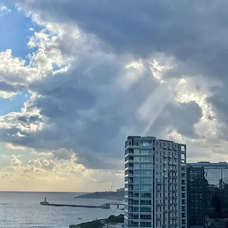 Spacious Seaview Apt, Steps From Valletta Ferry Διαμέρισμα *