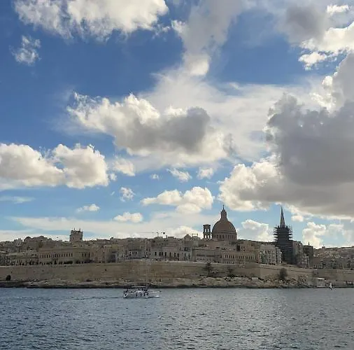 Spacious Seaview Apt, Steps From Valletta Ferry 斯利马
