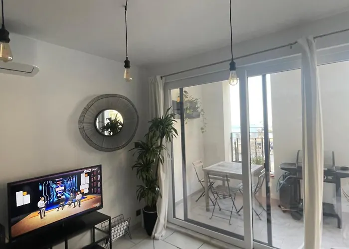 Spacious Seaview Apt, Steps From Valletta Ferry *