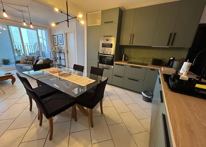 Spacious Seaview Apt, Steps From Valletta Ferry Апартаменты *