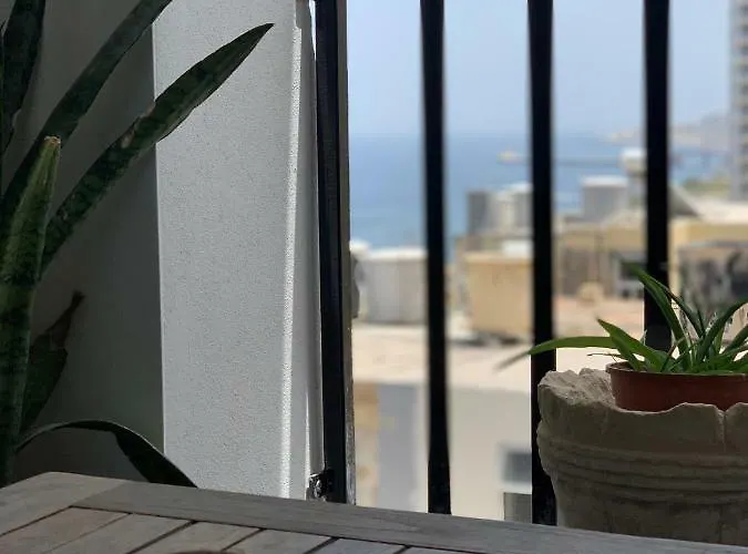 Апартаменты Spacious Seaview Apt, Steps From Valletta Ferry Слима