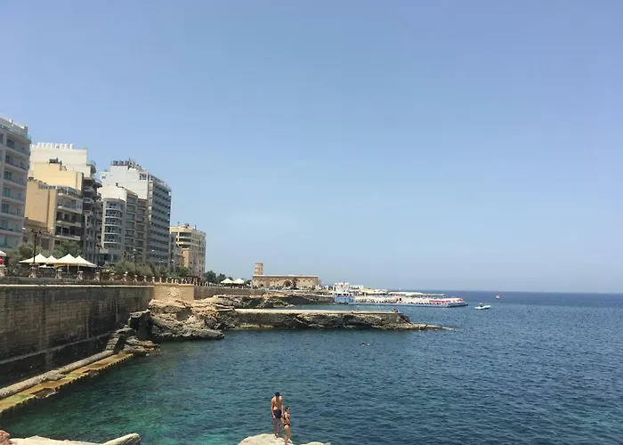 Spacious Seaview Apt, Steps From Valletta Ferry Апартаменты *